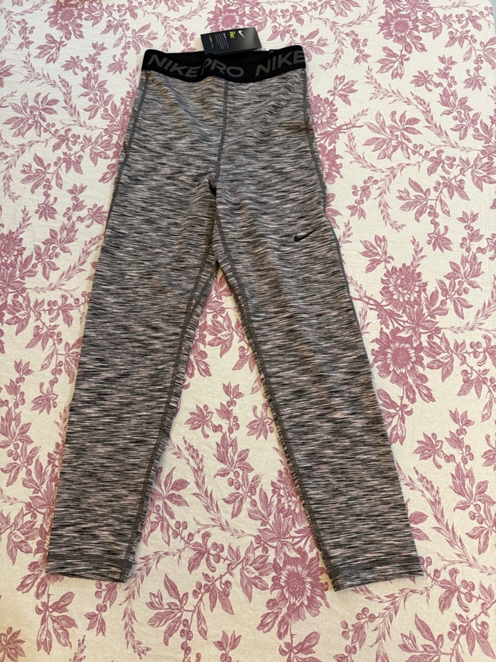 NWT Nike PRO tight fit, entrainer grey XS  Performance Leggings